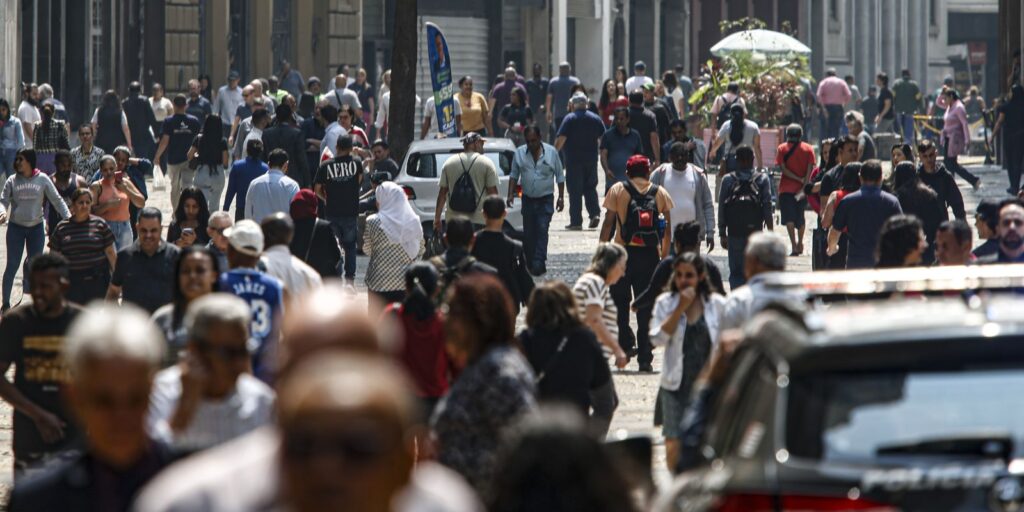 Número de brasileiros na pobreza cai para 48,9 milhões, menor patamar em 12 anos