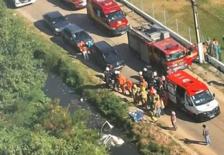 Motorista morre após carro capotar e cair em canal no bairro Jabotiana, em Aracaju