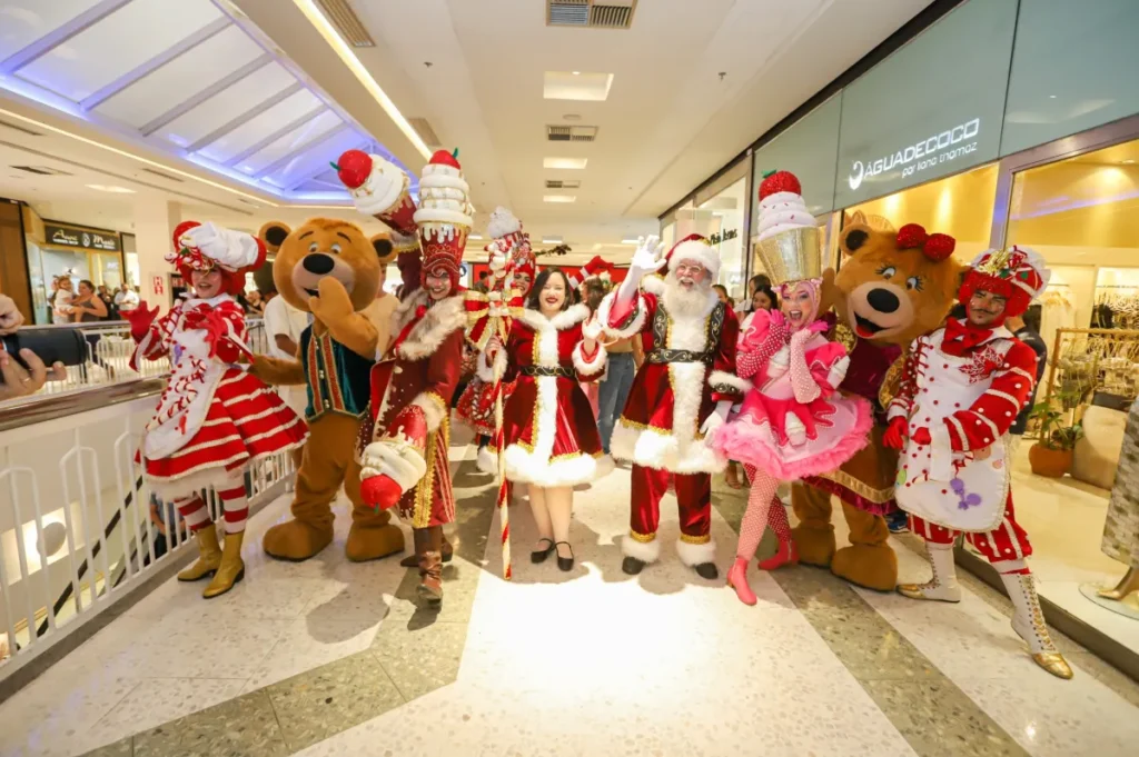 Parada de Natal com Papai Noel anima corredores do RioMar Aracaju neste sábado