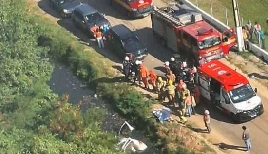 Motorista morre após carro cair em canal no bairro Jabotiana, em Aracaju