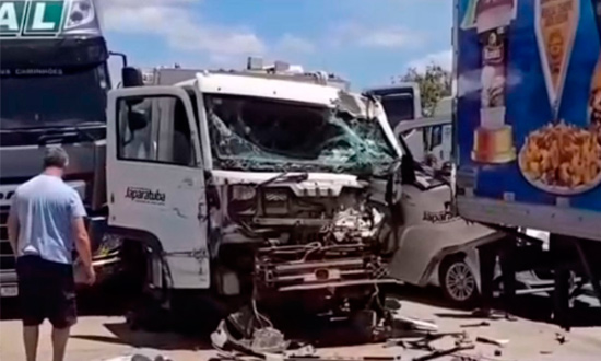 Engavetamento na BR-101 em Japaratuba deixa passageiro preso às ferragens