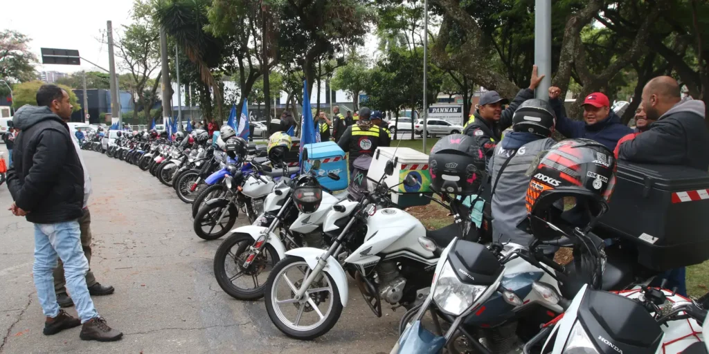 Governo cria grupo de trabalho para regulamentar direitos de entregadores por aplicativo