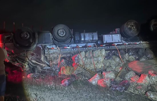 Passageiro morre e dois ficam feridos após caminhão capotar na SE-245, em Malhador