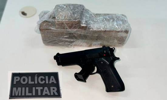 Polícia Militar apreende quase 2 kg de maconha e simulacro de pistola no Bugio, em Aracaju