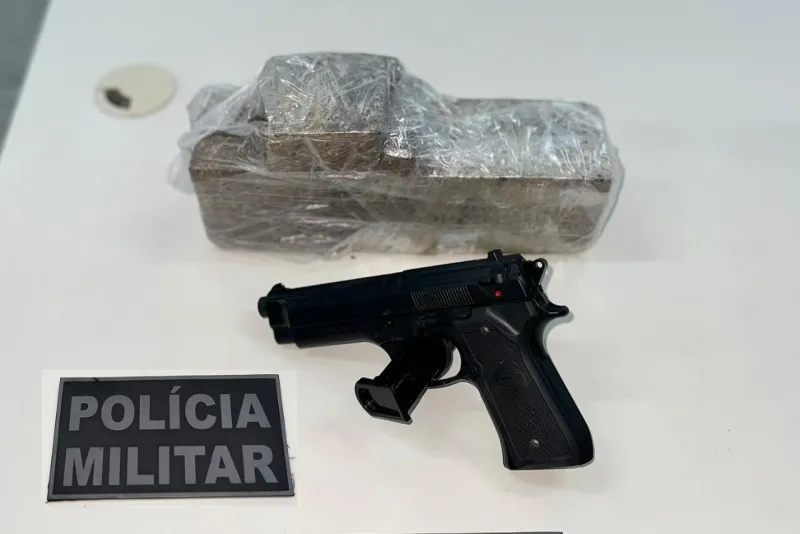 PM apreende quase 2 kg de maconha e simulacro de pistola no bairro Bugio, em Aracaju