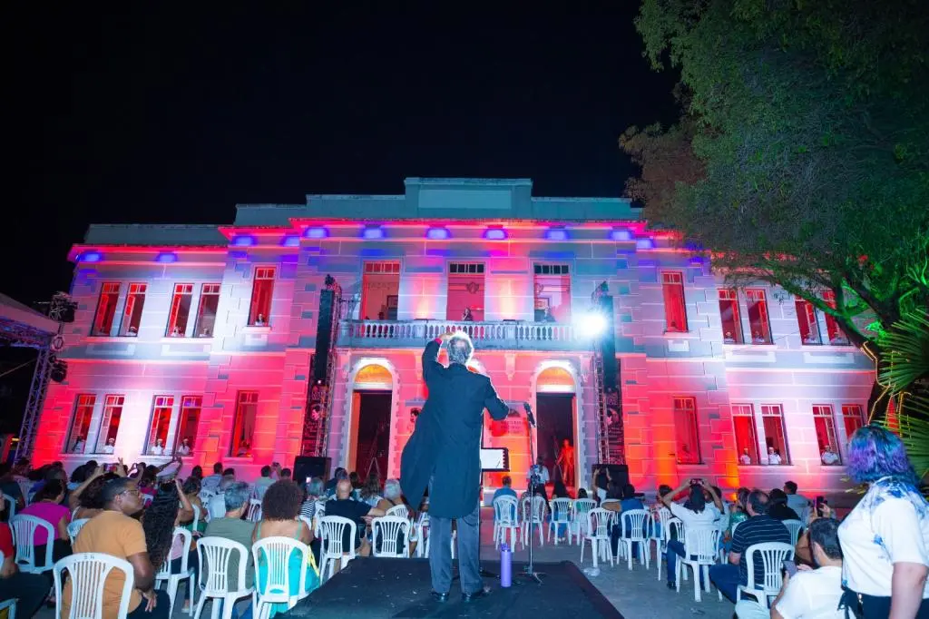 Cantatas de Natal abrem programação na Praça General Valadão com corais e presépio vivo