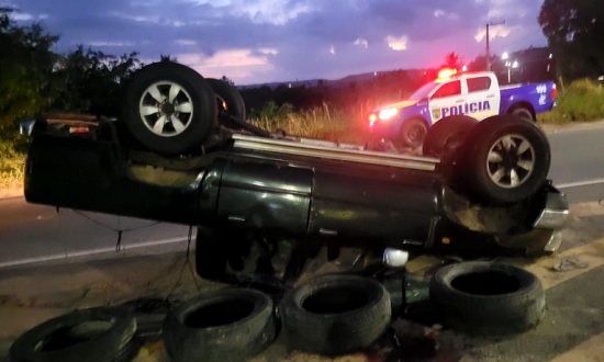 Motorista fica gravemente ferido após caminhonete capotar na SE-065, em São Cristóvão
