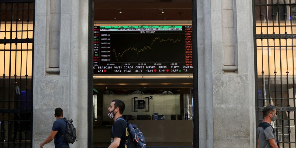 Dólar recua 0,22%, mas permanece acima de R$ 5,40; Ibovespa volta aos 158 mil pontos