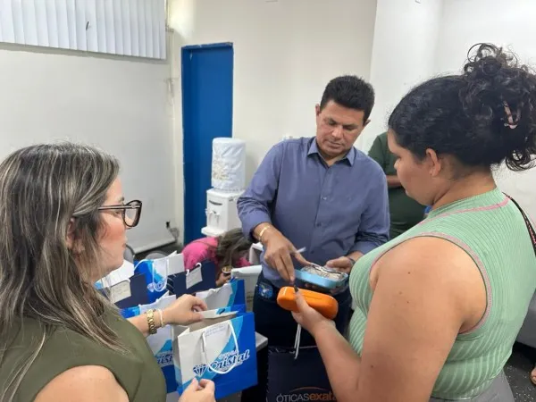 Programa “Enxergar Bem” entrega 36 óculos a moradores de Itabaiana