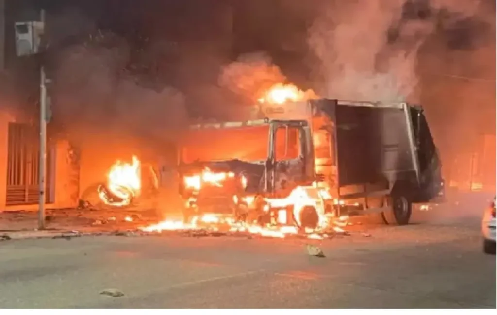 Caminhão de lixo incendeia em Ribeirópolis e chamas atingem fachada de residência