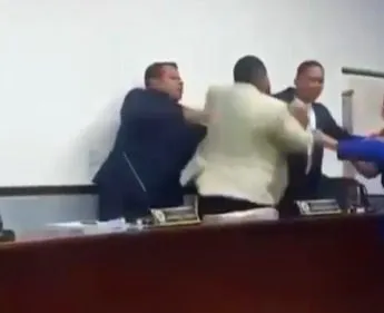 Vereadores de Tomar do Geru trocam empurrões durante sessão na Câmara