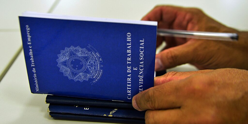 Governo fixa salário mínimo em R$ 1.621 a partir de 2026