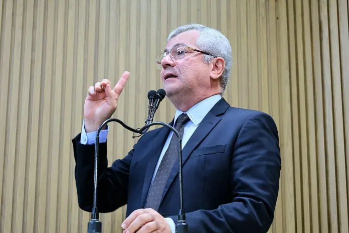 Vereador Iran cobra discussão pública sobre redução de aulas na rede municipal de Aracaju