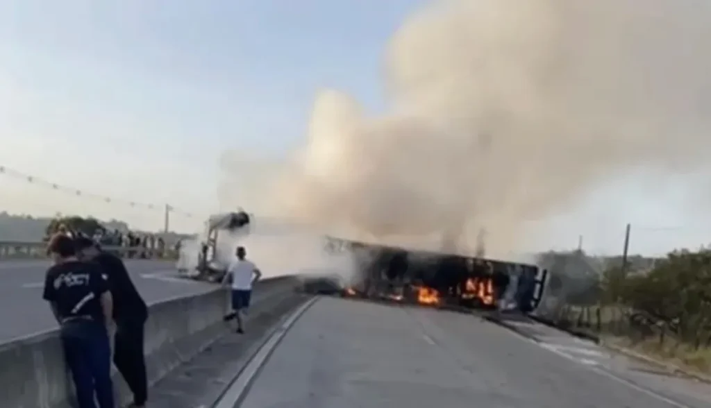 Caminhão com carga de chocolate tomba e incendeia na BR-101 em Capela