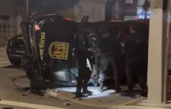 Viatura da Radiopatrulha capota durante perseguição a motociclista em Aracaju