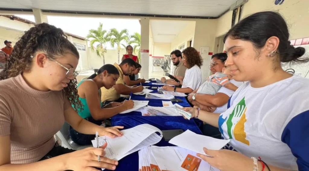 Governo de Sergipe entrega cartões do Mão Amiga Bacia Leiteira a famílias de Canindé e Poço Redondo