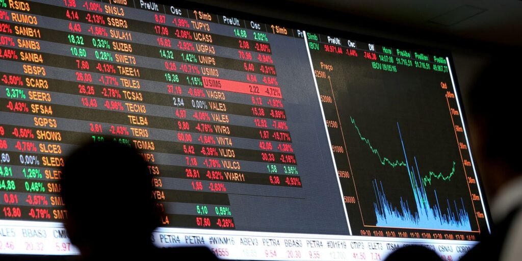 Ibovespa recua 2,42% e dólar avança com dúvidas sobre trajetória de juros