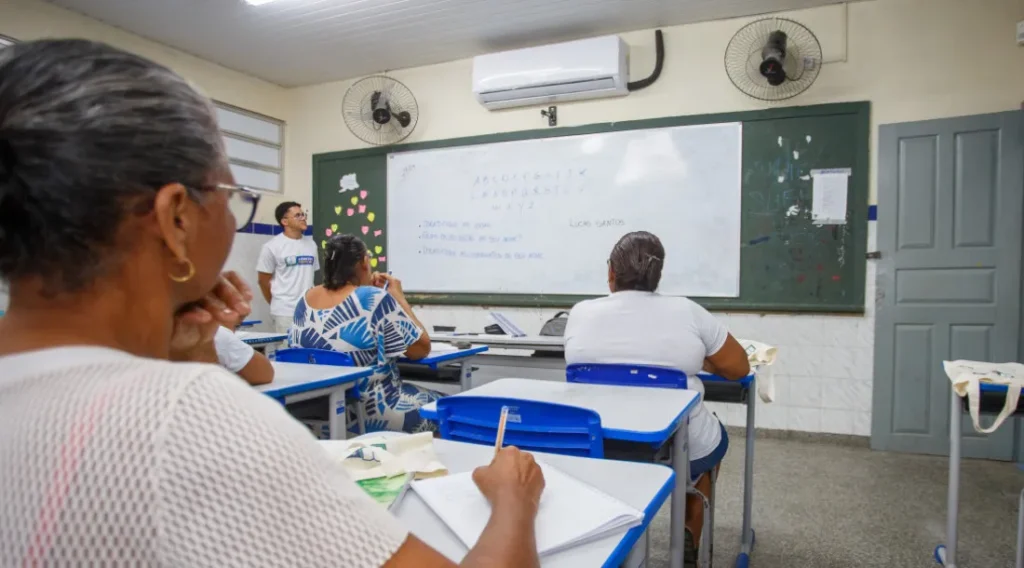 Sergipe reduz taxa de analfabetismo e amplia programas de alfabetização