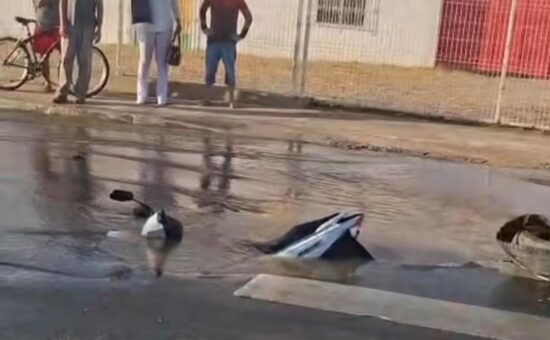 Asfalto cede após rompimento de adutora e motocicleta despenca em cratera na BR-349, em Lagarto