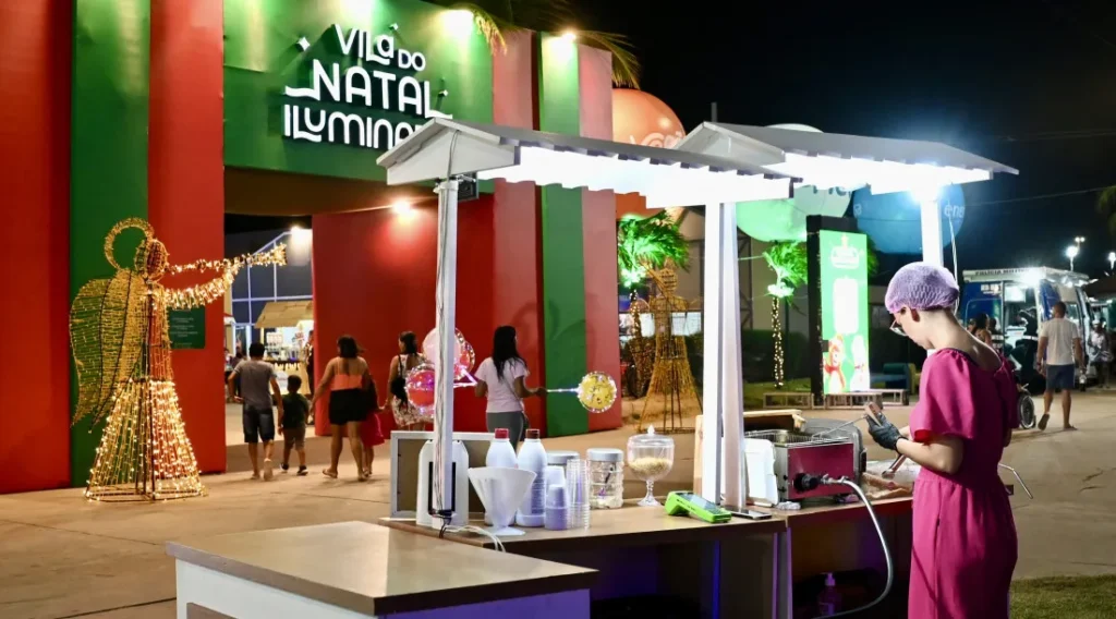 Evento Vila do Natal Iluminado reforça renda de ambulantes na Orla de Aracaju