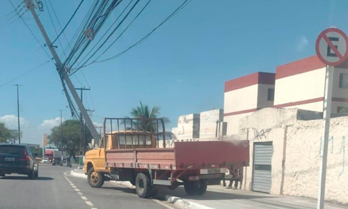 Caminhão colide com poste e deixa 1,7 mil residências sem energia em Aracaju