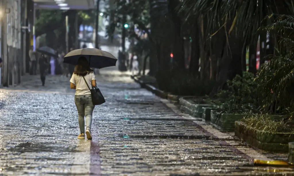 Verão deve registrar chuvas acima da média no Norte e Sul, aponta Inmet