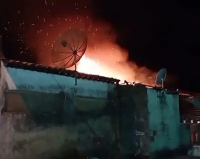 Companheiro agride mulher e põe fogo na casa dela em Moita Bonita