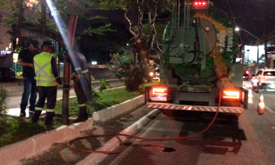 Prefeitura faz limpeza noturna no sistema de drenagem da Av. Francisco Porto