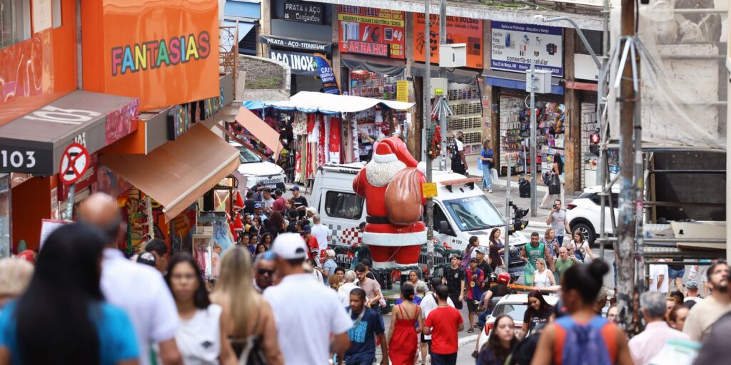 Compras de Natal de última hora lotam comércio popular no centro de São Paulo