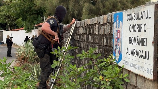Polícia prende idoso que se passava por cônsul e apreende armas em Aracaju