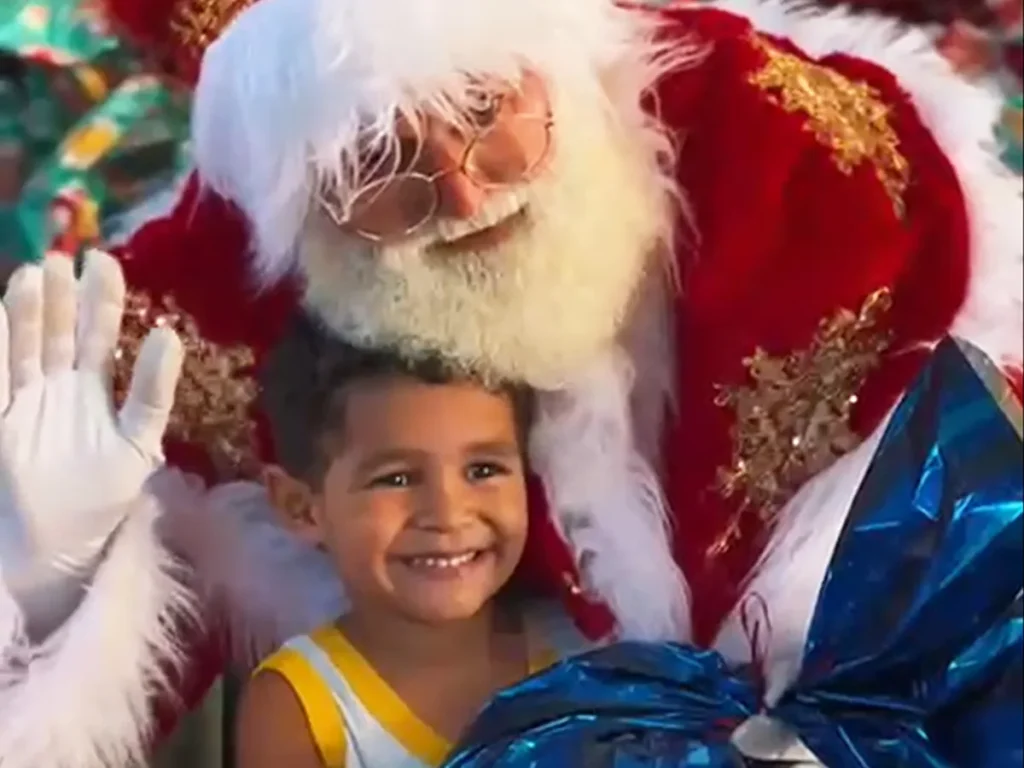 Papai Noel do Shopping Jardins distribui 131 brinquedos a crianças do Externato São Francisco e Apae Aracaju