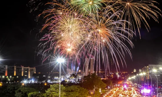 Fogos de artifício com estampido geram riscos à saúde e mobilizam legislações no país