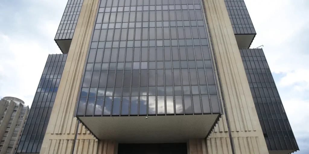 Associações financeiras defendem independência do Banco Central no caso Banco Master