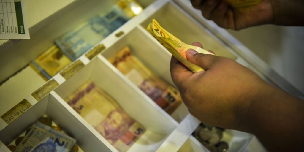 Caixa libera saldo do FGTS retido para trabalhadores do saque-aniversário