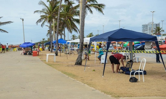 Ambulantes recebem crachás para atuar no Réveillon de Aracaju; montagem das barracas começa terça-feira