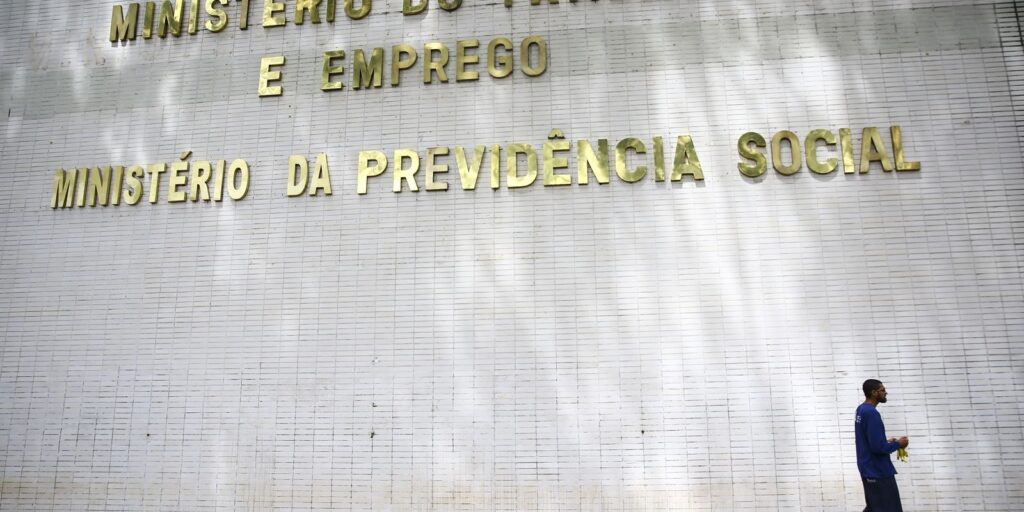 Saldo de empregos formais cresce em novembro com abertura de 85,8 mil vagas