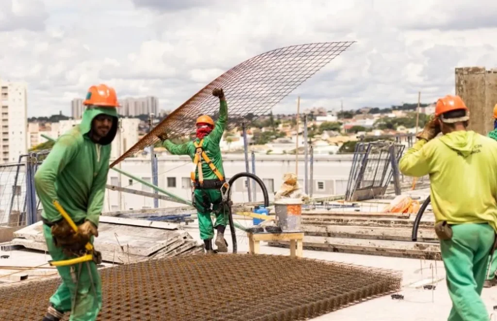 Calor do verão exige atenção redobrada de trabalhadores da construção civil à pele e à hidratação
