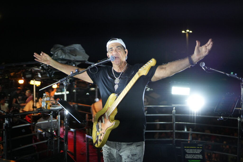 Durval Lelys comanda o Bloco Por Amor ao Iate no pré-carnaval de Aracaju em 2026 