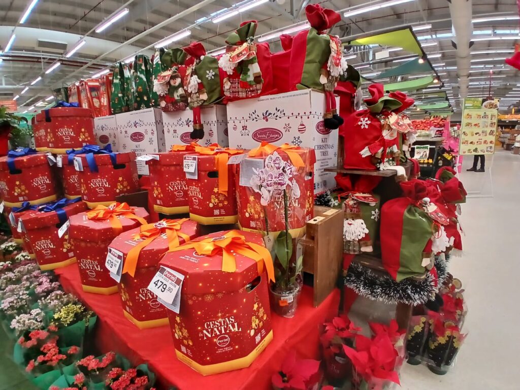 Natal com variedade de kits natalino e panetones presenteáveis