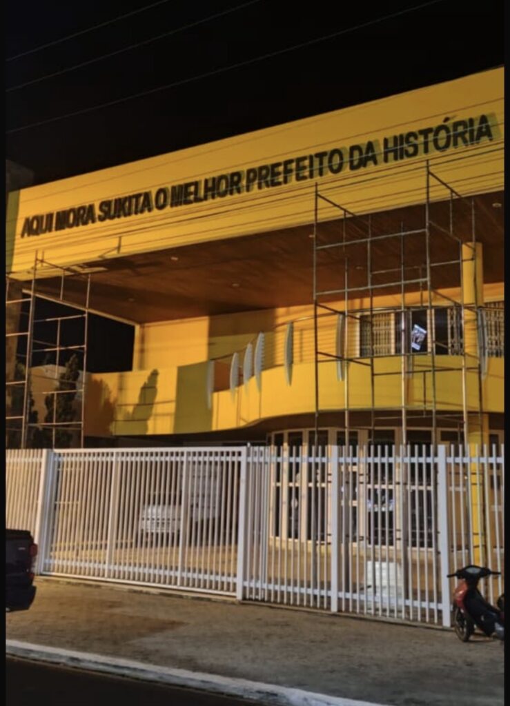 Sukita estampa fachada de casa em Capela com a frase: “Aqui mora o melhor prefeito da história”