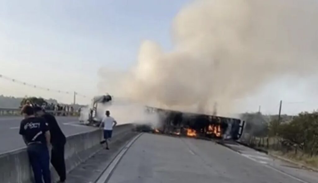 Caminhão carregado com chocolate tomba e pega fogo na BR-101 em Capela; trânsito segue bloqueado no sentido Aracaju