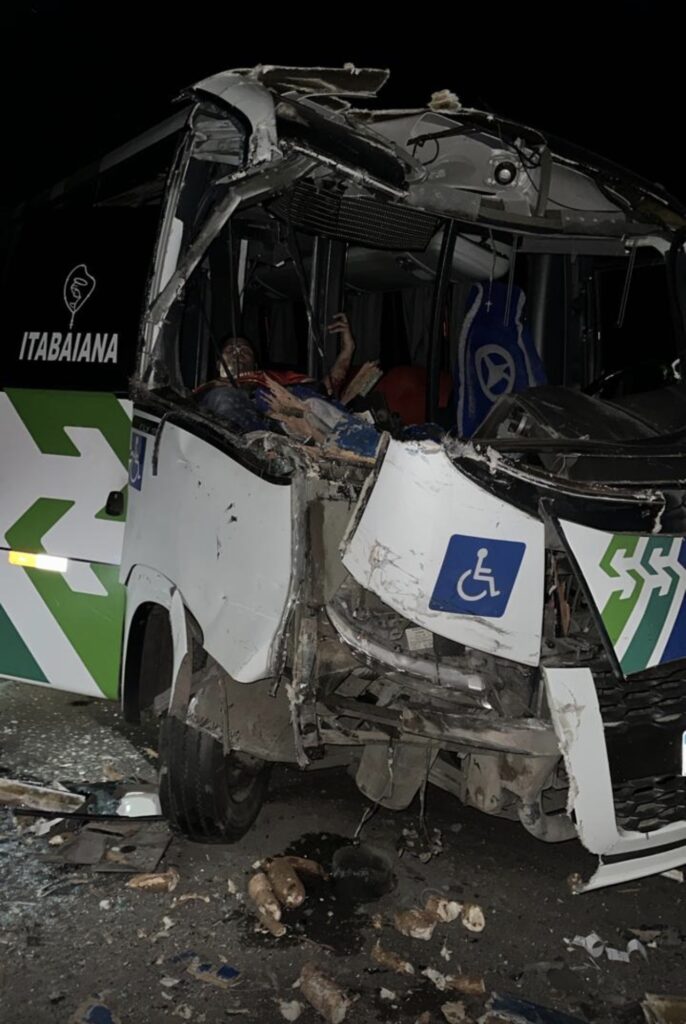 URGENTE: Acidente envolvendo dois carros e uma carreta deixa trânsito complicado na BR-235, no Cafuz
