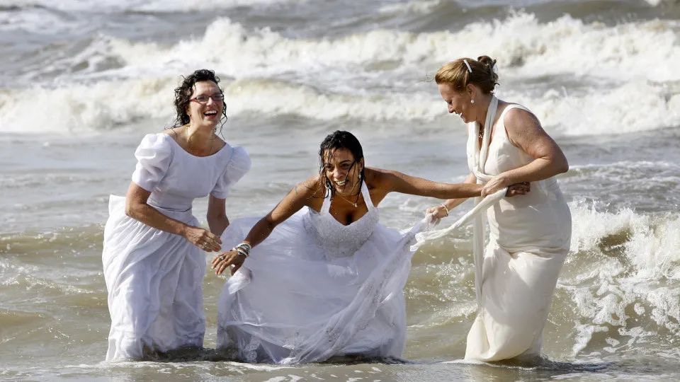 Noiva morre afogada durante ensaio “Trash the Dress” após vestido puxá-la para o fundo
