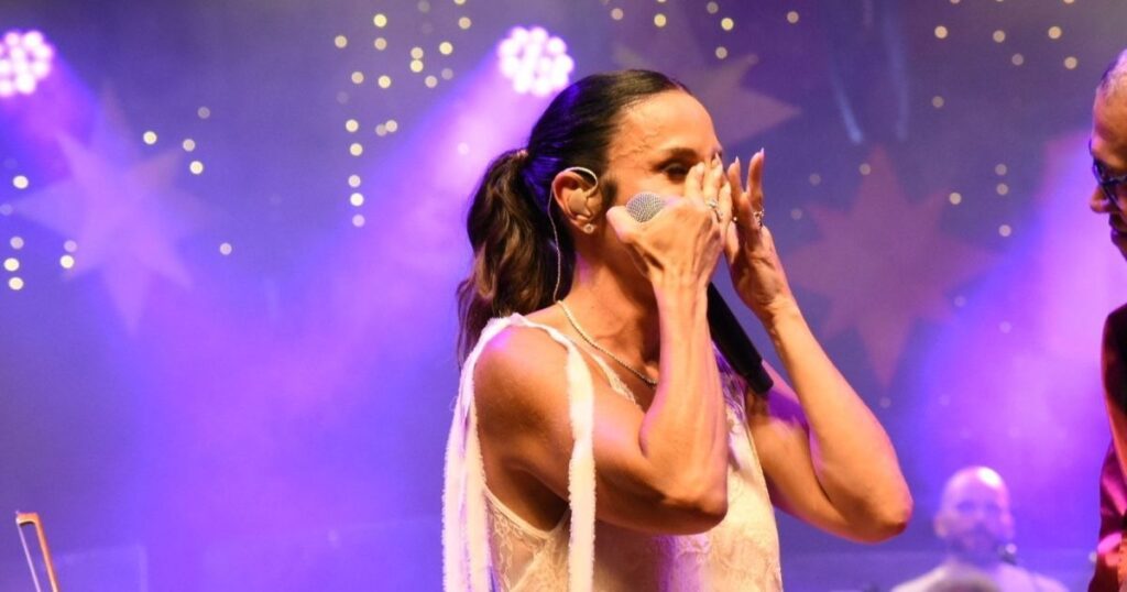 Recém-separada, Ivete Sangalo vai às lágrimas em dueto com Margareth Menezes no ‘Natal das Estrelas’