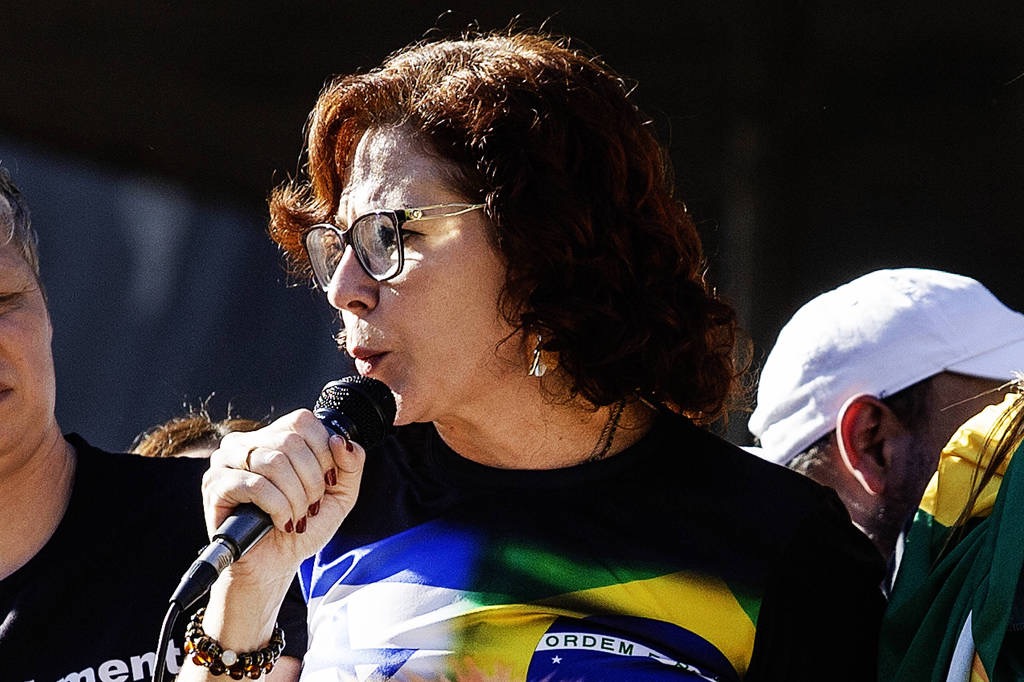 Pressionada pelo STF e presa na Itália, Carla Zambelli renuncia ao mandato de deputada