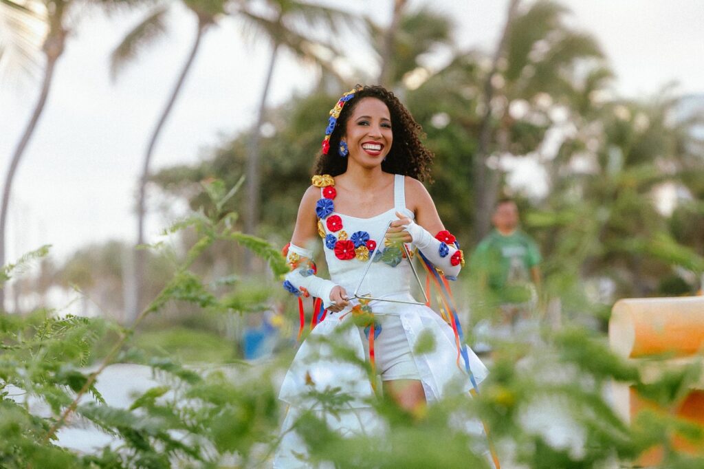 Maíra Carvalho lança videoclipe “Sergipanidade” com celebração ao folclore e à identidade sergipana