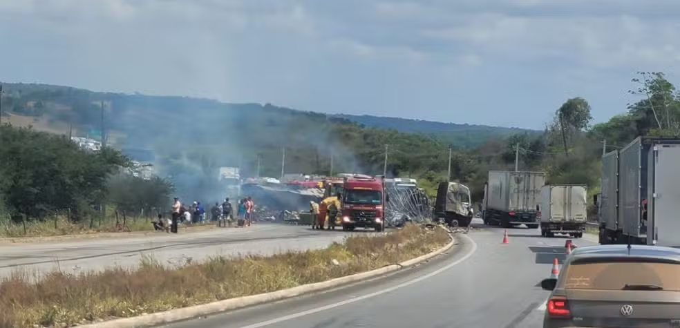 Susto na BR-101: Carreta com carga de chocolate tomba e pega fogo em Capela