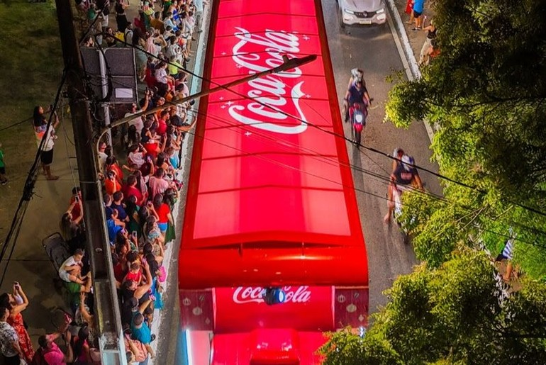 Caravana de Natal da Coca-Cola ilumina as ruas de Aracaju neste domingo (14)