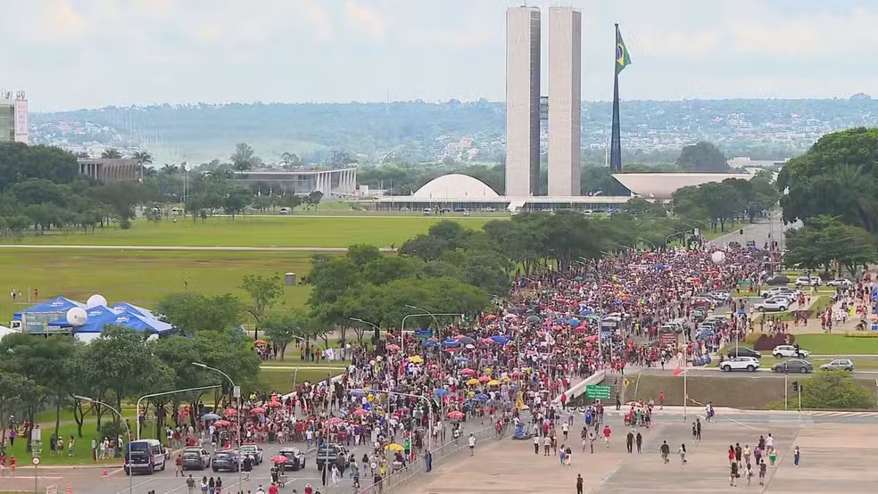 Manifestantes ocupam a Esplanada em ato contra o PL da Dosimetria e anistia aos condenados do 8 de janeiro