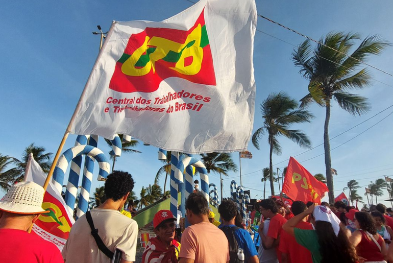 Aracaju se une a ato nacional e manifestantes ocupam a Orla da Atalaia contra o ‘PL da Dosimetria’